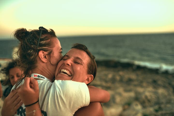 Chicas abrazandose en una playa de Zante, Grecia, weroad es una de las mejores agencias de viajes para viajar en grupo