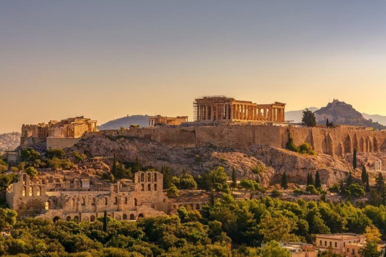 Acrópolis de Atenas al atardecer, árboles