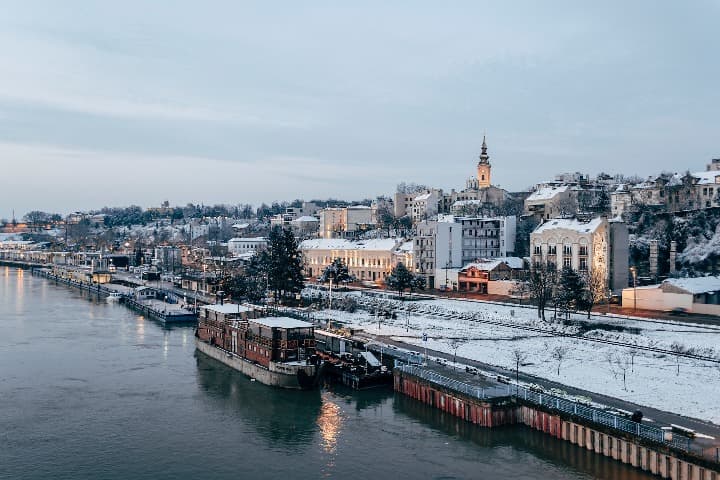 edifcios bajo la nieve en belgrado, ciudad a la que ir si buscas viajes baratos para europa