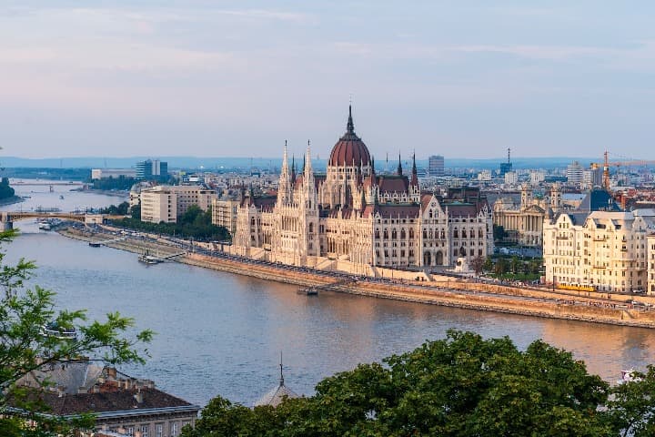 vista panorámica de budapest, una de las mejores ciudades para viajes baratos por europa