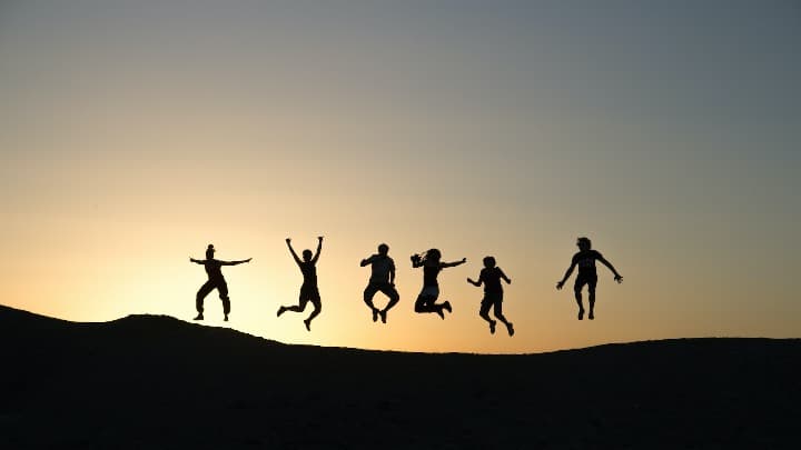seis chicos saltando a contraluz en un paisaje natural, viajes de grupo para jovenes