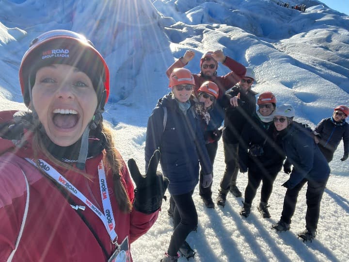 selfie de coordinadora de grupo weroad con otros chicos en uno de los viajes de grupo para jovenes en patagonia