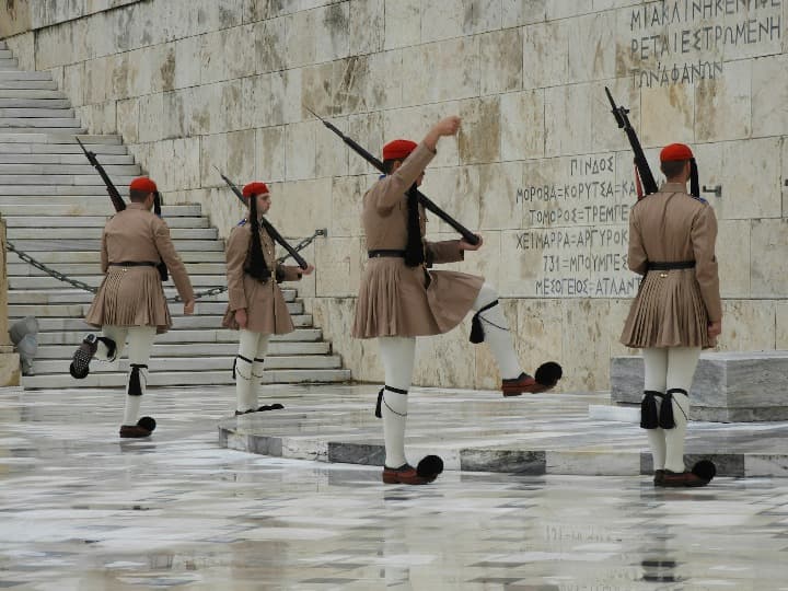 soldados haciendo el cambio de la guardia en plaza syntagma, en atenas