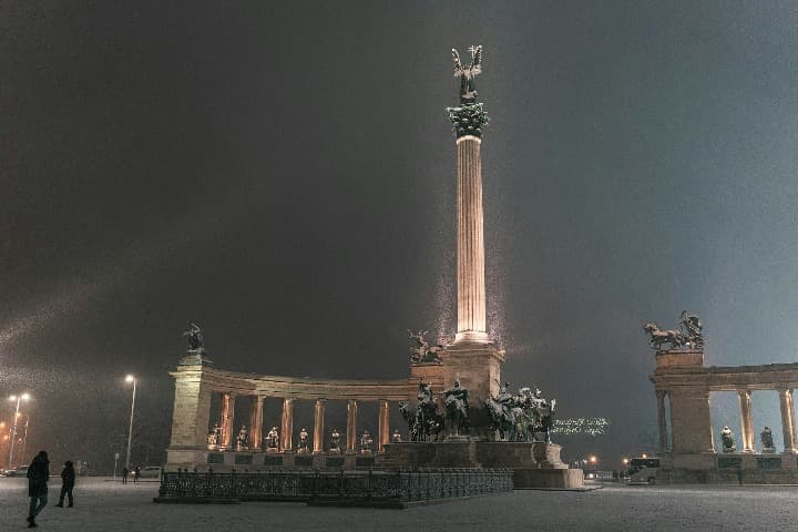 plaza de los heroes con columna al centro