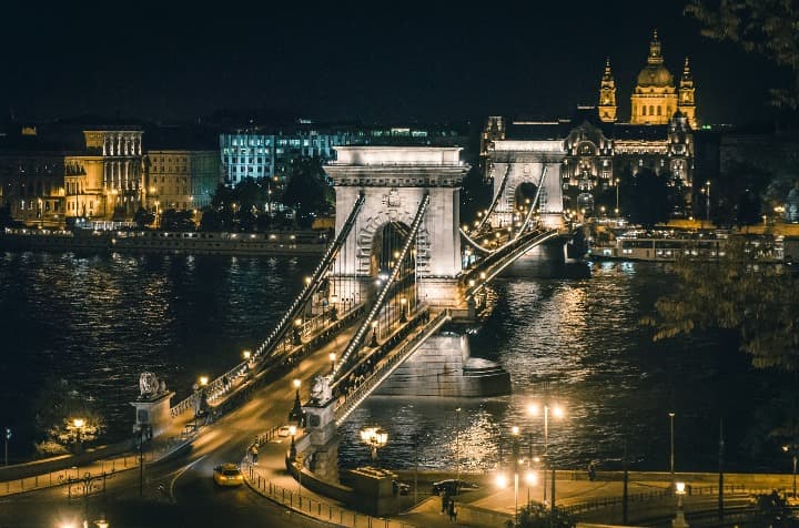 puente de las cadenas de noche, algo que ver en budapest