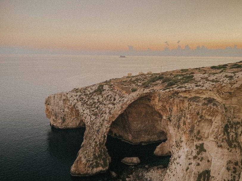 gruta azul en medio del mar, en malta