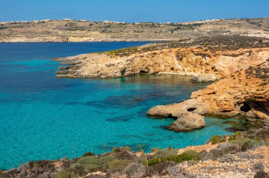 mar azul en la blue lagoon de malta
