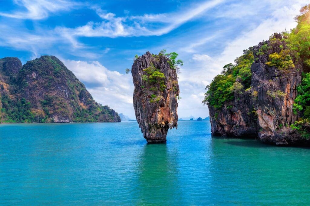 roca en medio del agua en james bond island, una de las mejores playas de tailandia