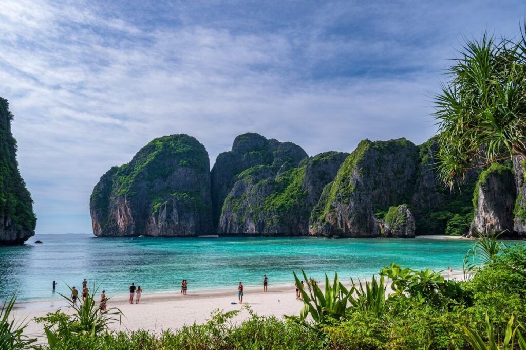 maya bay, rocas al fondo y vegetacion, una de las mejores playas de tailandia