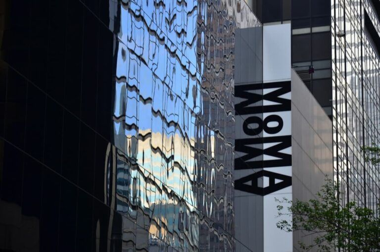 fachada de unos de los museos en nueva york, el moma