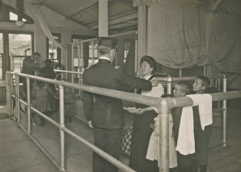 foto antigua en blanco y negro de inmigrantes llegando a nueva york