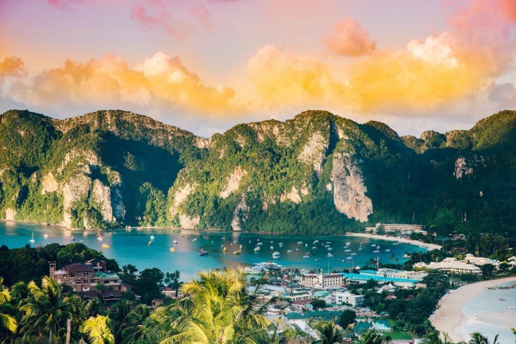 paisaje natural de una bahia en phi phi islands, qué llevar a tailandia