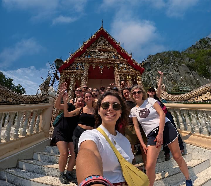 selfie de grupo de viajeros weroad en bangkok, tailandia