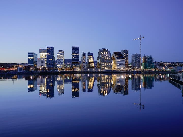 edificios reflejados en el agua, rascacielos de oslo, una de las mejores ciudades sostenibles