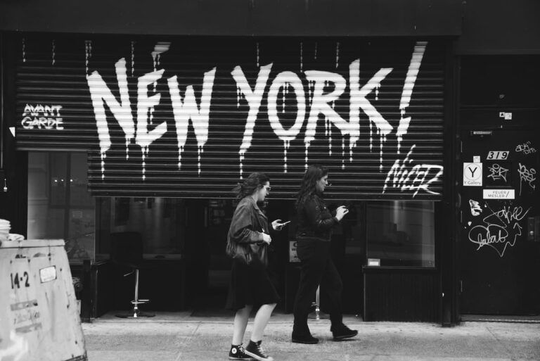 persiana enrollable con escrito new york y dos chicas delante, donde alojarse en nueva york