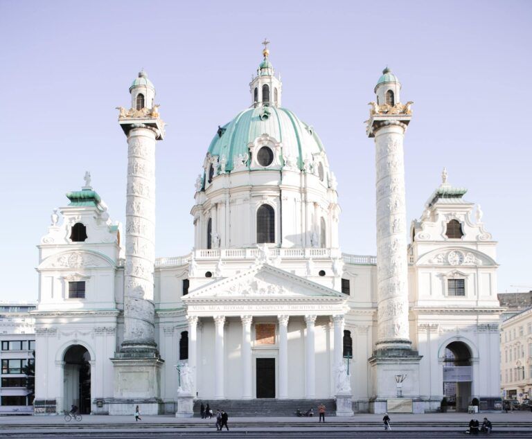 exterior de la Karlskirche, blanca y con cúpula azulada, algo que ver en viena en 3 dias