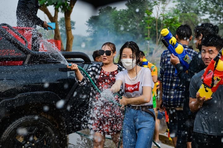 thailandeses con pistolas de agua divirtiendose durante el festival Songkran