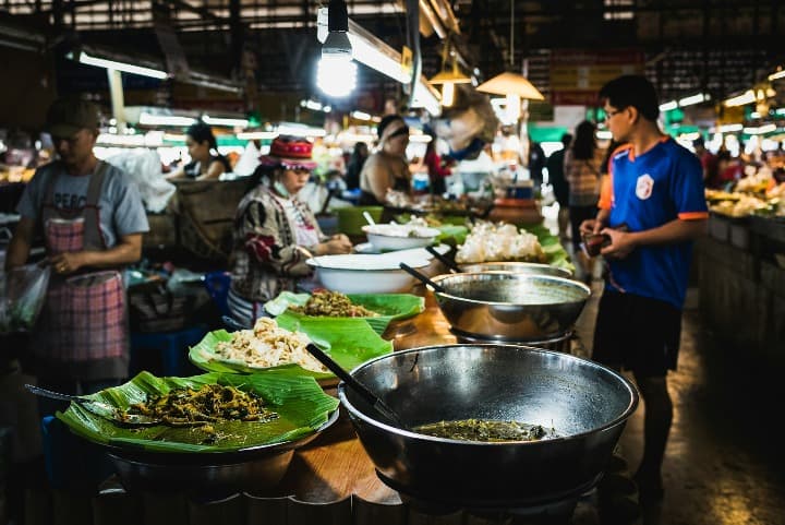 banco en un mercado nocturno en chiang mai, comida callejera