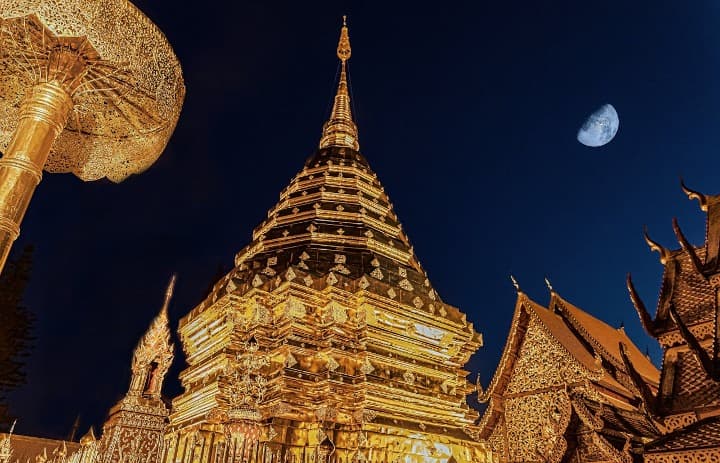 templo de Wat Phra That Doi Suthep en chiang mai, de noche. luna detrás