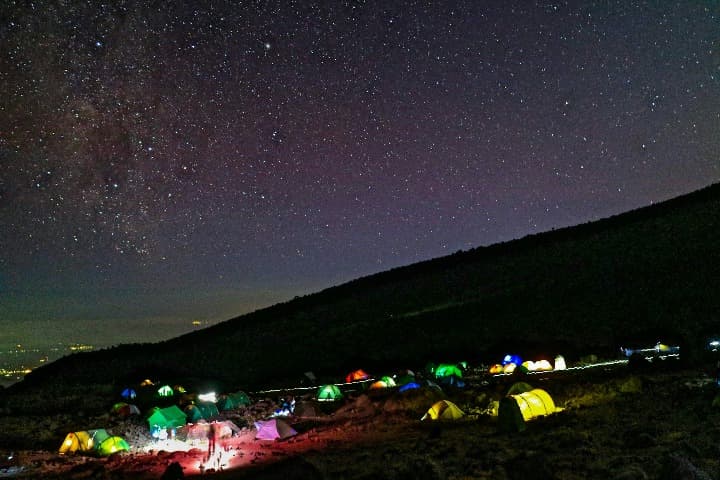 tiendas de campaña de colores en el kilimanjaro de noche