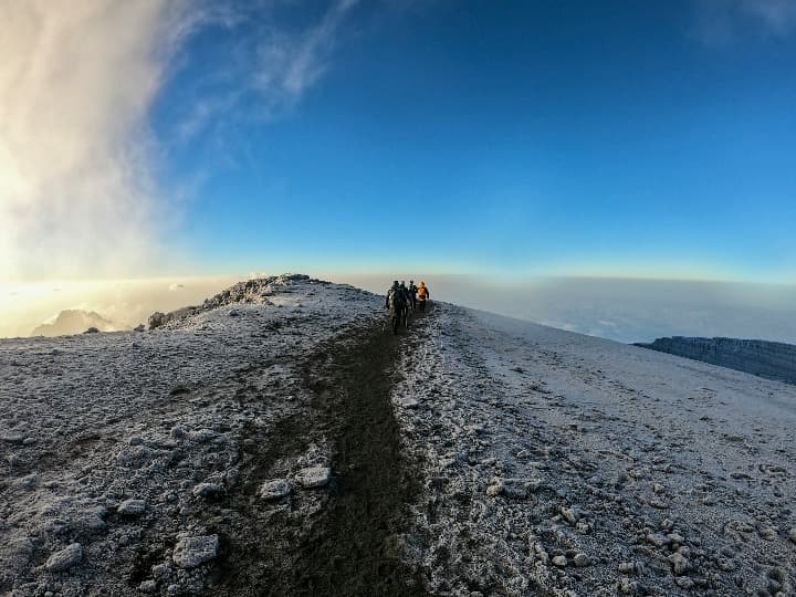 personas caminando en el kilimanjaro