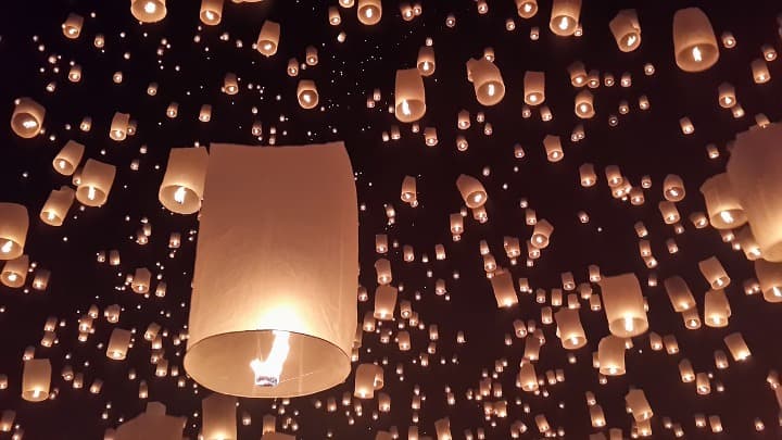 linternas volando en el cielo durante festival en chiang mai