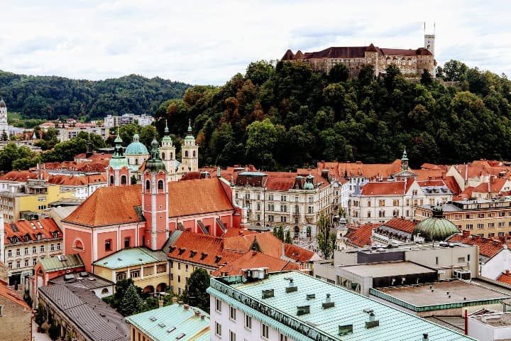 edificios y montaña con castillo en liubliana, algo que ver en esloveni