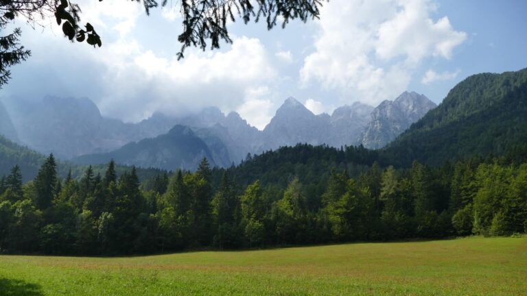 valle y montañas verdes en eslovenia