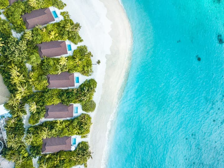 vista aerea de lodges a pie de playa, mejor época para viajar a Maldivas