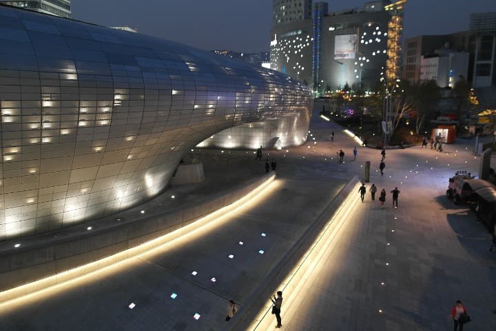 Dongdaemun Design Plaza, edificio futurista en medio de una plaza, algo que ver en seul