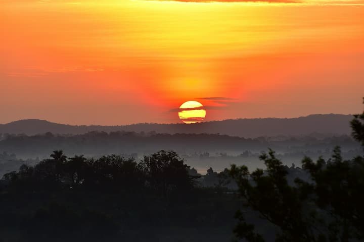 puesta de sol encima de montaás del Kibale National Park
