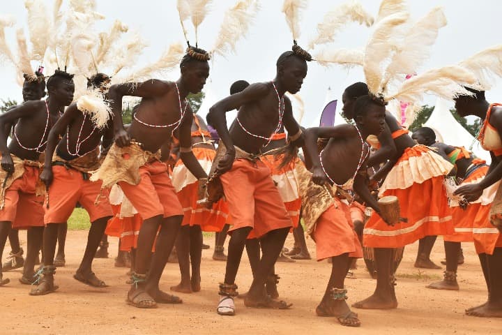 personas bailando con vestimenta tradicional en kitgum, uganda