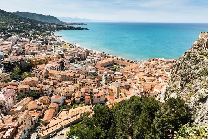 vista del mar y de la ciudad con sus edifcios antiguos en cefalù, en sicilia