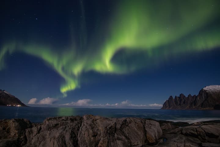 aurora boreal en fiordos noruegos