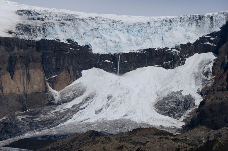 Cascada de morsarfoss con glaciar y nieve