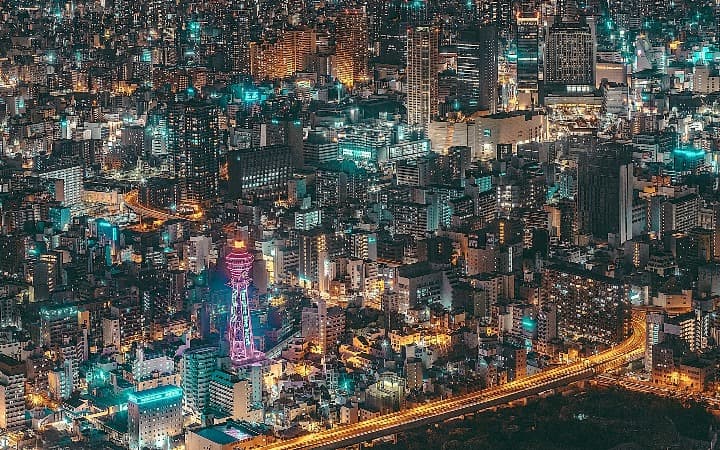 osaka de noche vista desde el cielo, rascacielos y edificios iluminados