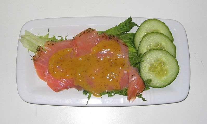 plato con salmon y pepino, gravadlax , comida típica de estocolmo
