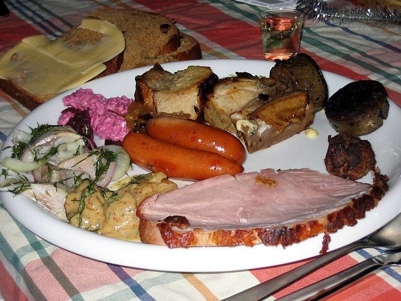 plato de Smörgåsbord , con carne, pescado, etc