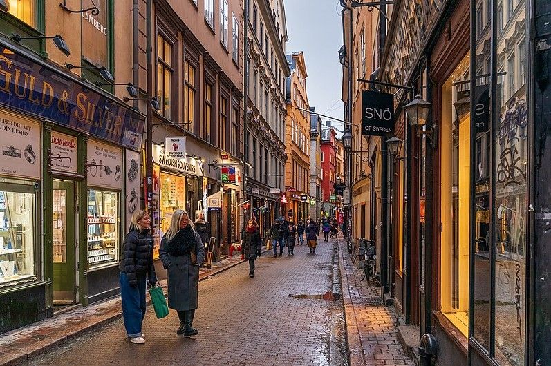 personas paseando ante las tiendas de la calle de Västerlånggatan, en estocolmo