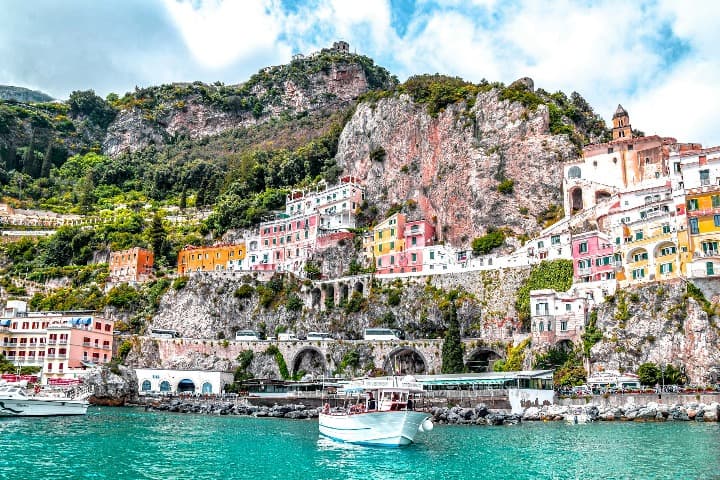 costa de amalfi, barcos y casas de colorines en ladera de la montaña