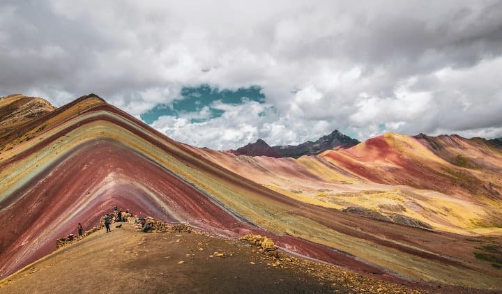 montaña arcoiris en cuzco, peru, lugaro a donde viajar en julio