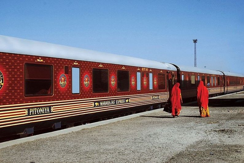 tren rojo, Maharaja Express, dos mujeres vestidas con vestimenta tradicional india paseando delante