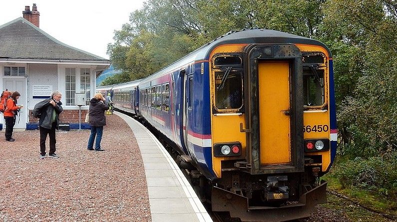 West Highland Line, tren en una estación con viajeros a punto de subirse