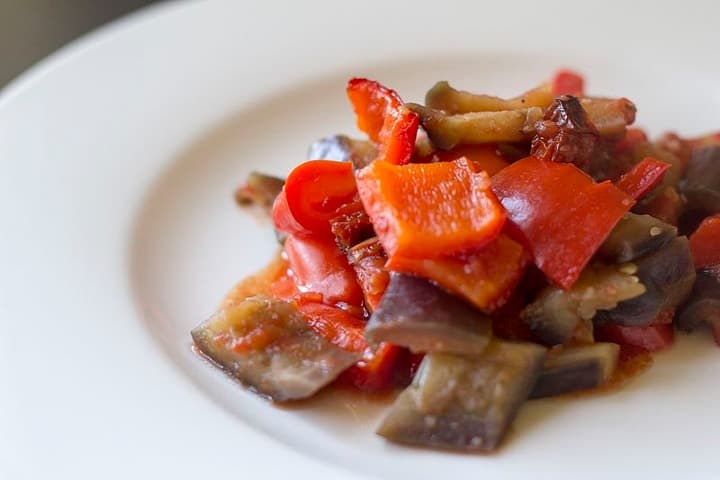 berenjenas y pimienots componiendo una caponata, algo que comer en sicilia