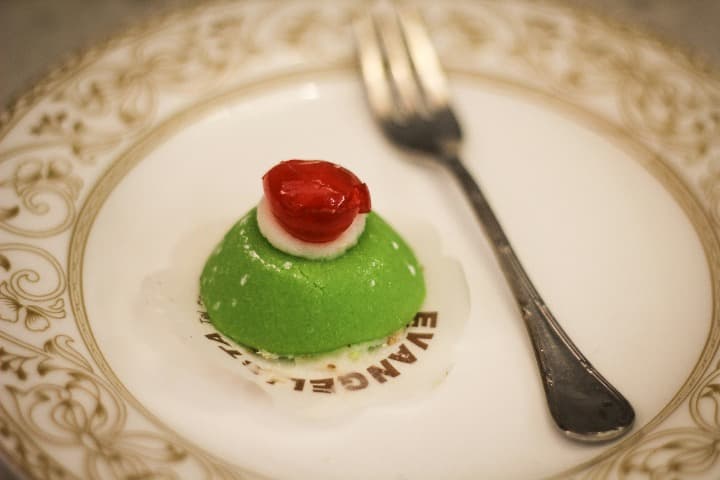 cassata en un plato con tenedor al lado, comida tipica de sicilia