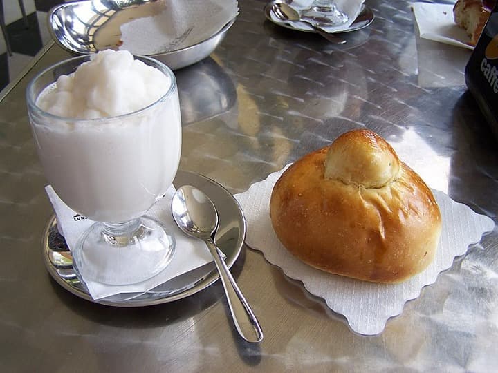 brioche con granita en un vaso, algo que comer en sicilia