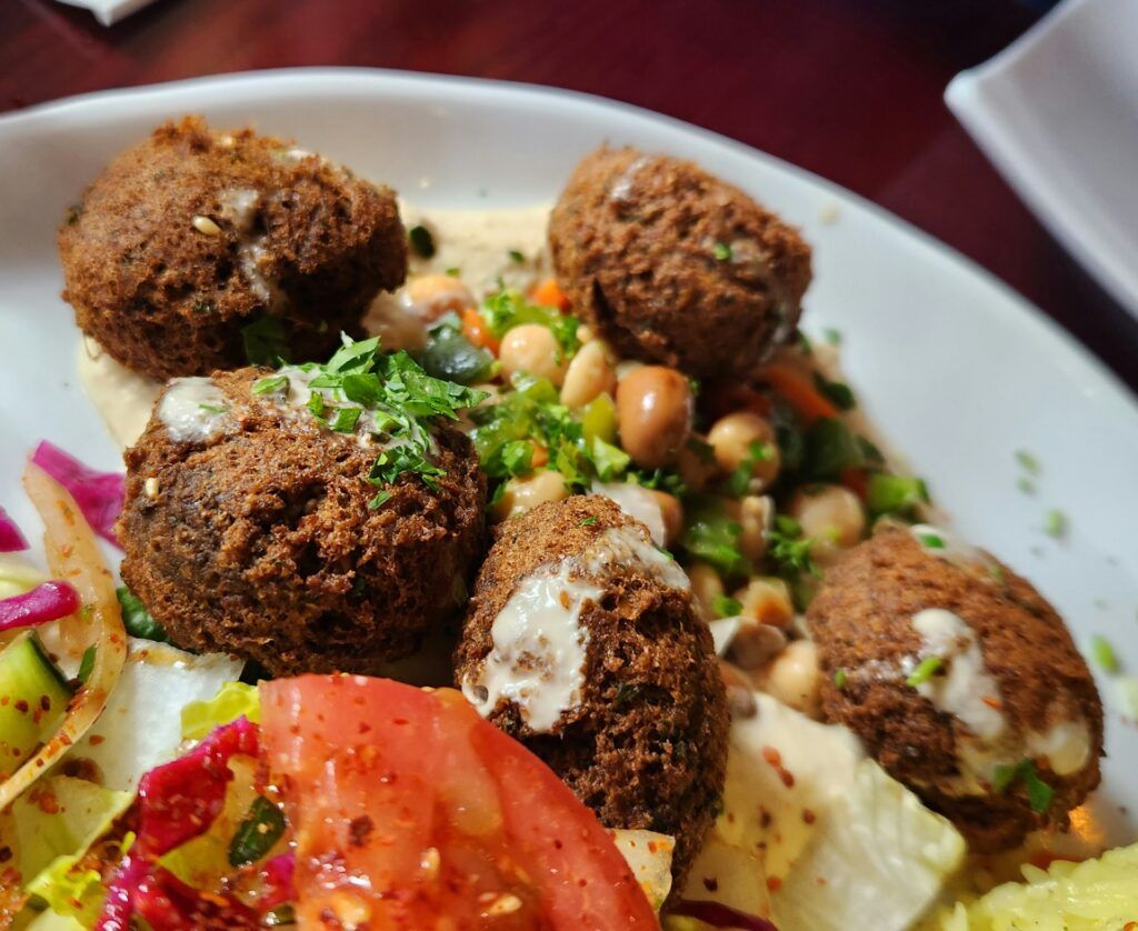 plato de falafel con verduda, comida jordana