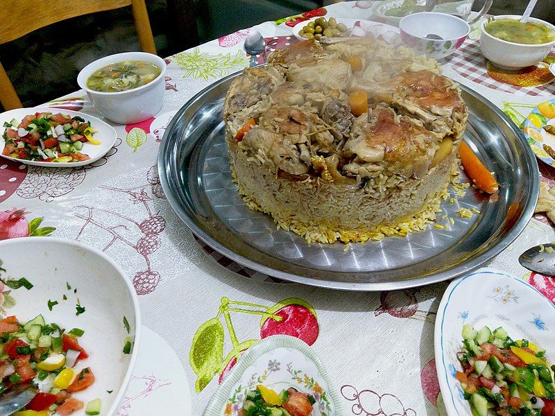 Maqluba, pastel de carne, arroz y verduras encima de una mesa, comida jordana