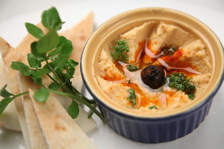 plato azul con hummus y pita al lado, comida jordana típica