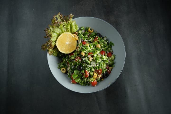 plato de Tabbouleh con rodaja de limón